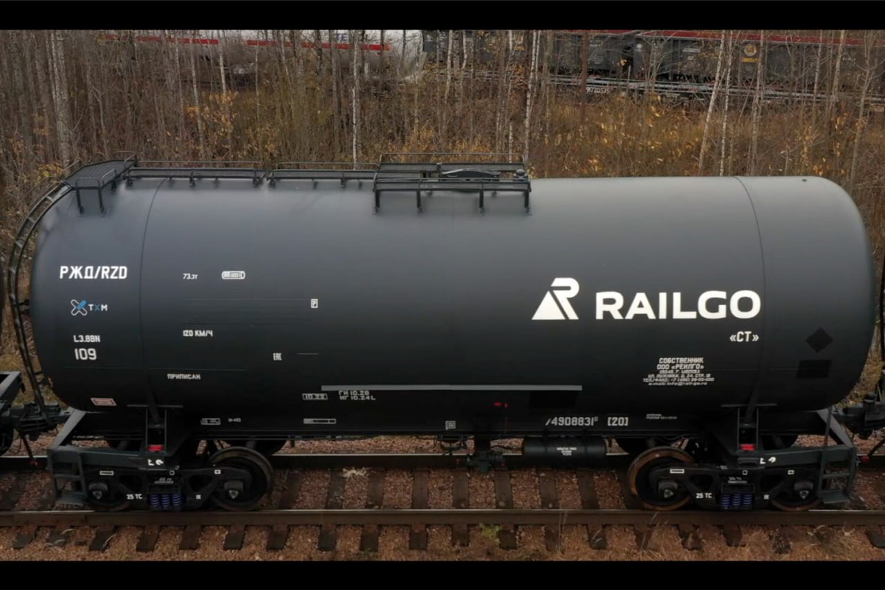Mash пишет, что проходят обыски в компании по перевозке нефтепродуктов Railgo. В столичный офис в Лужниках утром нагрянули спецназ и следователи, изымают документы.   Компания Railgo принадлежит выходцу из Азербайджана Рахману Халилову и занимается перевалкой нефтепродуктов через Чёрное море — в том числе из Азербайджана.  Глянул rusprofile.ru. Халилов учредитель 13 организаций с общей выручкой в 2024 году в 63.000.000.000  шестьдесят три миллиарда  рублей.  Большая часть приходится на ООО "Реилго", 50 млрд рублей выручки только в 2024 году.   Это для понимания масштабов влияния и финансовой мощи азербайджанской диаспоры в России. И для понимания, чему противостоят наши силовики.