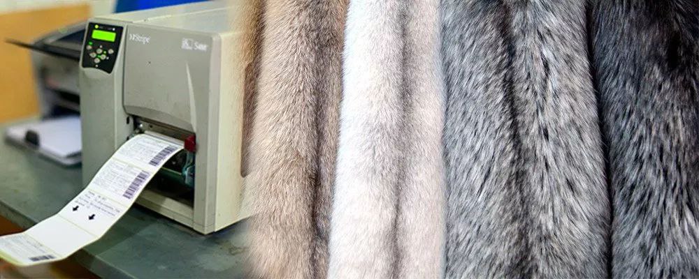 Установлен новый порядок маркировки предметов одежды принадлежностей к одежде и прочих изделий из натурального меха Маркировке подлежат товары включенные в перечень товаров утвержденный настоящим решением Маркировка осуществляется средствами идентификации соответствующими характеристикам утвержденным настоящим решением Маркировка товаров контрольными идентификационными знаками в соответствии с Решением Совета Евразийской экономической комиссии от 23 ноября 2015 г 70 Об утверждении отдельных документов по маркировке товаров товарной позиции Предметы одежды принадлежности к одежде и прочие изделия из натурального меха и Решением Совета Евразийской экономической комиссии от 2 декабря 2015 г 86 Об утверждении отдельных документов в целях маркировки товаров товарной позиции Предметы одежды принадлежности к одежде и прочие изделия из натурального меха может осуществляться по 28 февраля 2026 г включительно Запрет на оборот товаров не маркированных средствами идентификации соответствующими характеристикам утвержденным настоящим решением на территориях государств членов ЕАЭС вводится с 1 марта 2027 г Государство член ЕАЭС вправе установить более поздний срок запрета на оборот на своей территории товаров маркированных контрольными идентификационными знаками при условии что такие товары будут находиться в обороте только на его территории Приводятся перечень товаров подлежащих маркировке средствами идентификации характеристики средства идентификации товара требования к составу и структуре информации содержащейся в средстве идентификации товара порядок генерации и нанесения такого средства идентификации требования к формату составу и структуре сведений о маркированных товарах минимальный состав сведений о маркированном товаре содержащихся в информационной системе маркировки товаров доступ к которым предоставляется потребителям и иным заинтересованным лицам ЕАЭС ЕЭК маркировка одежда мехизделия