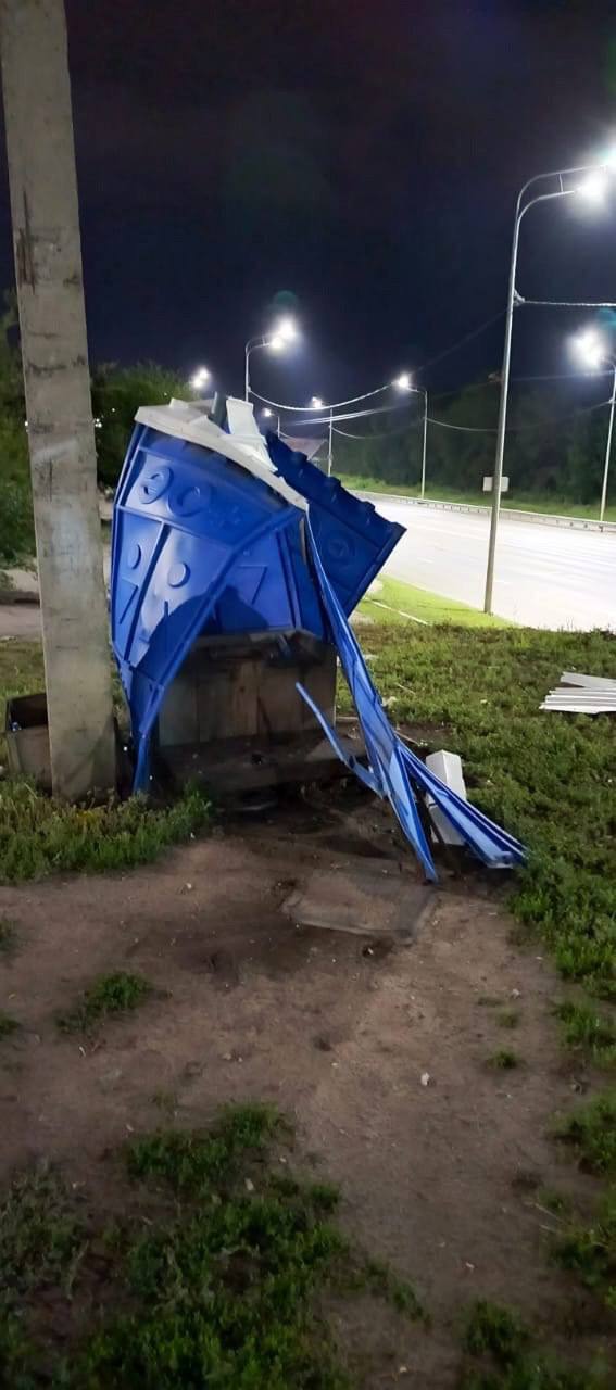 Группа людей взорвали туалет на конечной остановке на Антонова-Овсеенко Трое мужчин решили таким способом развлечься. После «шалости» они все сфотографировали, посмеялись, сели на Mercedes и уехали. Инцидент Воронеж Хотите чем-то поделиться? Присылайте фото и видео в наш бот-предложку. Лучшее опубликуем!