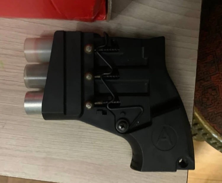 Бандит сладкоежка в Челябинске грабитель с пистолетом похитил из магазина 80 шоколадок Челябинец ограбил магазин в Тракторозаводском районе 39 летний мужчина прихватил упаковки с 80 плитками шоколада и без зазрения совести прошел с ними мимо кассы Когда продавщица возмутилась горожанин пригрозил ей сигнальным пистолетом Женщине пришлось отступить а грабитель сбежал Ущерб оценили в 11 тыс рублей Как рассказали в челябинском УМВД полицейские быстро нашли шоколадного вора У него как выяснилось уже есть несколько судимостей Теперь в отношении мужчины возбудили уголовное дело о разбое Грабителя отправили в изолятор временного содержания Ракетницу у него изъяли   Подписаться на chelkp Мы в MAX