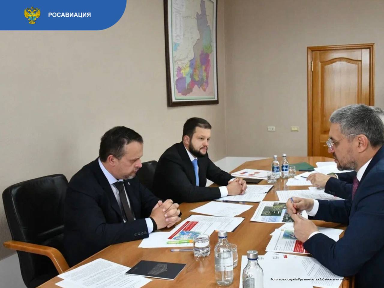 Продолжаем работать в регионах. В Чите обсудили развитие авиации Забайкалья – по площади этот регион занимает 12-е место в России. На встрече губернатор края Александр Осипов, министр транспорта РФ Андрей Никитин и Дмитрий Ядров обсудили: Авиасообщение с районами края. В Забайкалье 10 посадочных площадок. Одна из перспективных – в поселке Агинское – готовится к запуску. Для многих жителей региона воздушный транспорт – безальтернативный способ быстро и комфортно добраться до краевого центра. Карту полетов из Читы по России. У края есть интерес к возобновлению прямых рейсов в Санкт-Петербург, Минеральные Воды и Сочи. Взяли этот вопрос в проработку. Связность края с другими регионами должна расти. Отдельно остановились на реконструкции аэропорта в селе Чара. Завершение работ здесь неоднократно переносилось. Ввод в строй объекта повысит комфорт пассажиров и безопасность полетов. Развитие воздушного транспорта в регионах – в постоянном фокусе специалистов агентства. Следуйте за Росавиацией