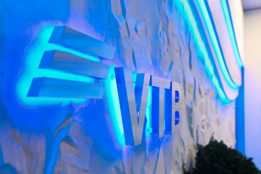 Первый миллион клиентов Почта Банка перешел на обслуживание в ВТБ ВТБ продолжает активную интеграцию с Почта Банком Для удобства клиентов переход из одного банка в другой можно оформить не только в почтовых отделениях но и в интернет банке или мобильном приложении Процедура полностью оцифрована и занимает всего несколько минут С начала интеграции клиенты Почта Банка оформили уже несколько миллионов продуктов и сервисов ВТБ Клиенты Почта Банка могут выбрать любой удобный способ для перехода в ВТБ Онлайн в интернет банке или мобильном приложении Почта Банка по баннеру Станьте клиентом ВТБ В отделении с помощью сотрудника в любом офисе Почта Банка   kuzzbas ru news finance 77941 html