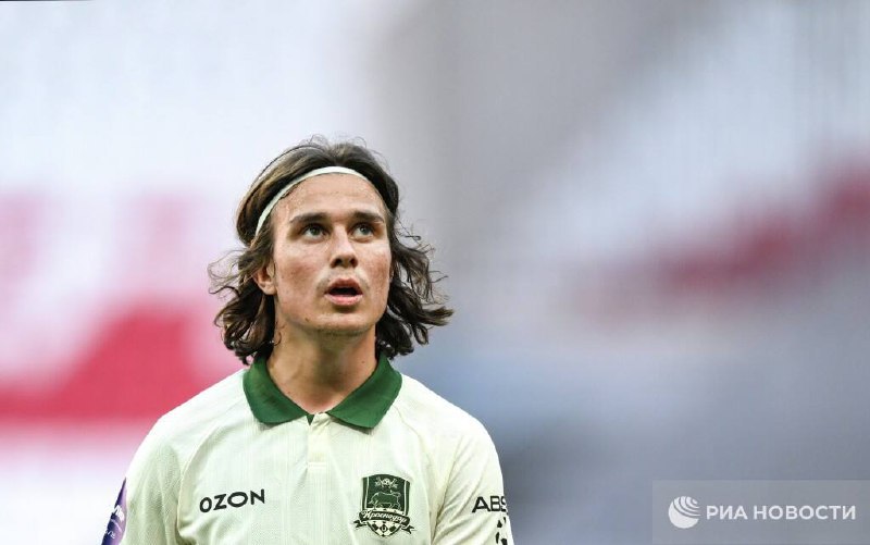 Данила Козлов перешел из Краснодара в ЦСКА Соглашение с 21 летним футболистом рассчитано до лета 2029 года с возможностью продления Полузащитник выбрал 18 й игровой номер Подписывайтесь на РИА Новости Спорт в MAX