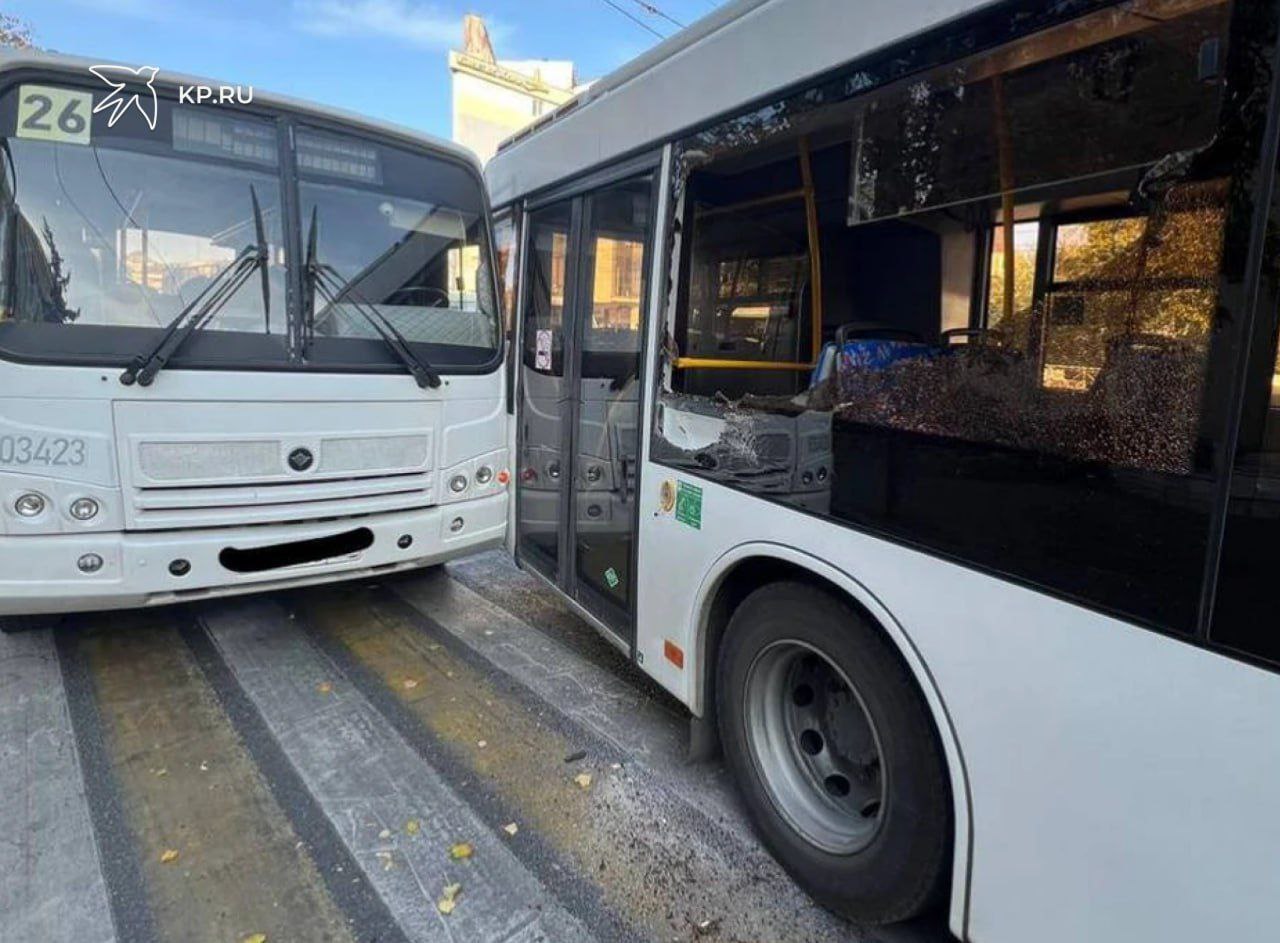 В Воронеже столкнулись два автобуса, два пассажира попали в больницу  В среду, 2 октября, около двух часов дня у дома № 2 на проспекте Революции случилось ДТП. 40-летний водитель маршрутного «МАЗа», ехавший со стороны улицы Урицкого в направлении Кольцовской, столкнулся с находившимся сбоку «ПАЗиком» № 26  им управлял 37-летний мужчина .  В аварии получили травмы два пассажира «ПАЗа». Их отвезли в больницу. Автоинспекторы разбираются, почему шофер «МАЗа» не смог соблюсти безопасное расстояние до другого автобуса.  Напомним, также 2 октября в 19:50 в Хохольском районе водитель «Опеля» врезался в «семерку». Травмы получил 30-летний пассажир «ВАЗа». Мужчину отвезли в больницу.