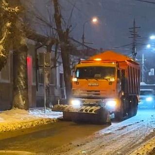 В Симферополе 11 спецмашин очищают дороги от снега  Также проводится противогололедная обработка реагентом. На остановках общественного транспорта установлено 250 боксов с реагентом для обработки пешеходных коммуникаций, сообщили в администрации крымской столицы.  «Администрация города настоятельно призывает участников дорожного движения быть особенно внимательными на дороге и строго придерживаться правил дорожного движения», — добавили в сообщении.  Фото: администрация Симферополя/Telegram  Крым 24