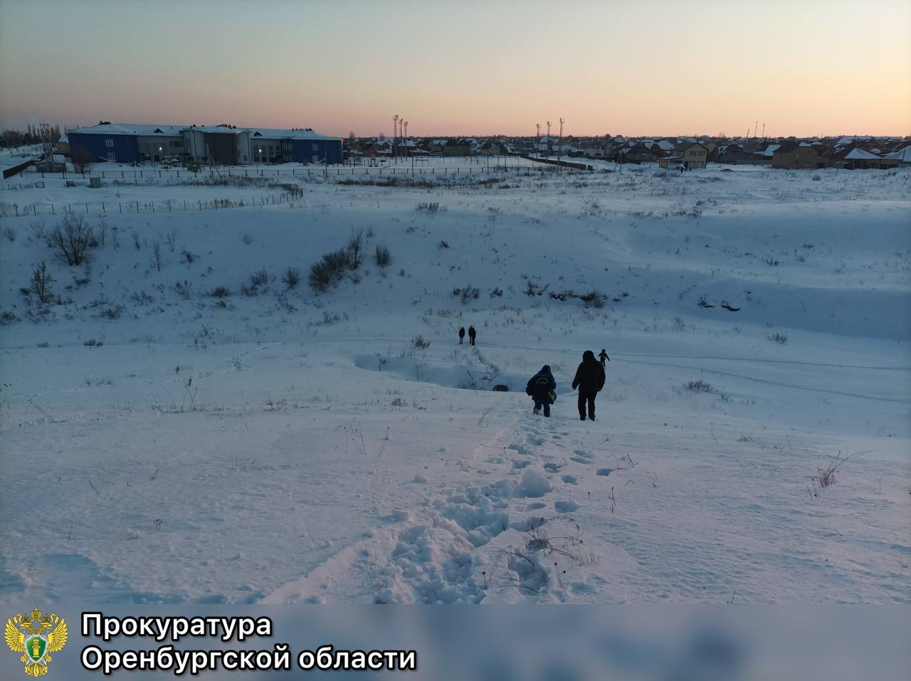 Тела женщины и ребенка нашли в овраге села Подгородняя Покровка По факту случившего возбуждено уголовное дело по статье 109 УК РФ Причинение смерти по неосторожности сообщили в Следкоме Оренбуржья orengorodovoy теперь и в МАХ