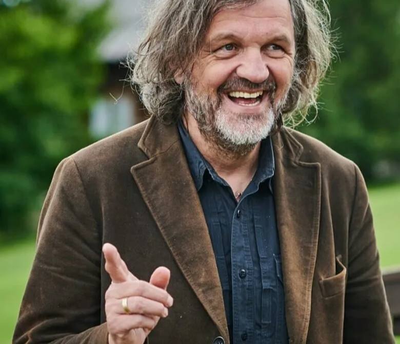 Знаменитейший режиссер Эмир Кустурица свой следующий фильм снимет в Козельске Пока это просто наша фантазия но представьте это вполне могло бы стать реальностью Сегодня СМИ пишут что Эмир Кустурица в следующем году начнет снимать три фильма по литературным произведениям русских писателей В том числе по роману Федора Достоевского Преступление и наказание Мы же напомним что сам Кустурица называет себя представителем Калуги Например так скромно он представился в свое время министру иностранных дел Сергею Лаврову А при чем тут Козельск Именно там с большим успехом проходят уже несколько лет Дни Достоевского Только в этом году на культурном форуме в легендарном Козельске побывали 35 тысяч человек Эмир Иванович ждем со съемочной группой Наш канал в MAX