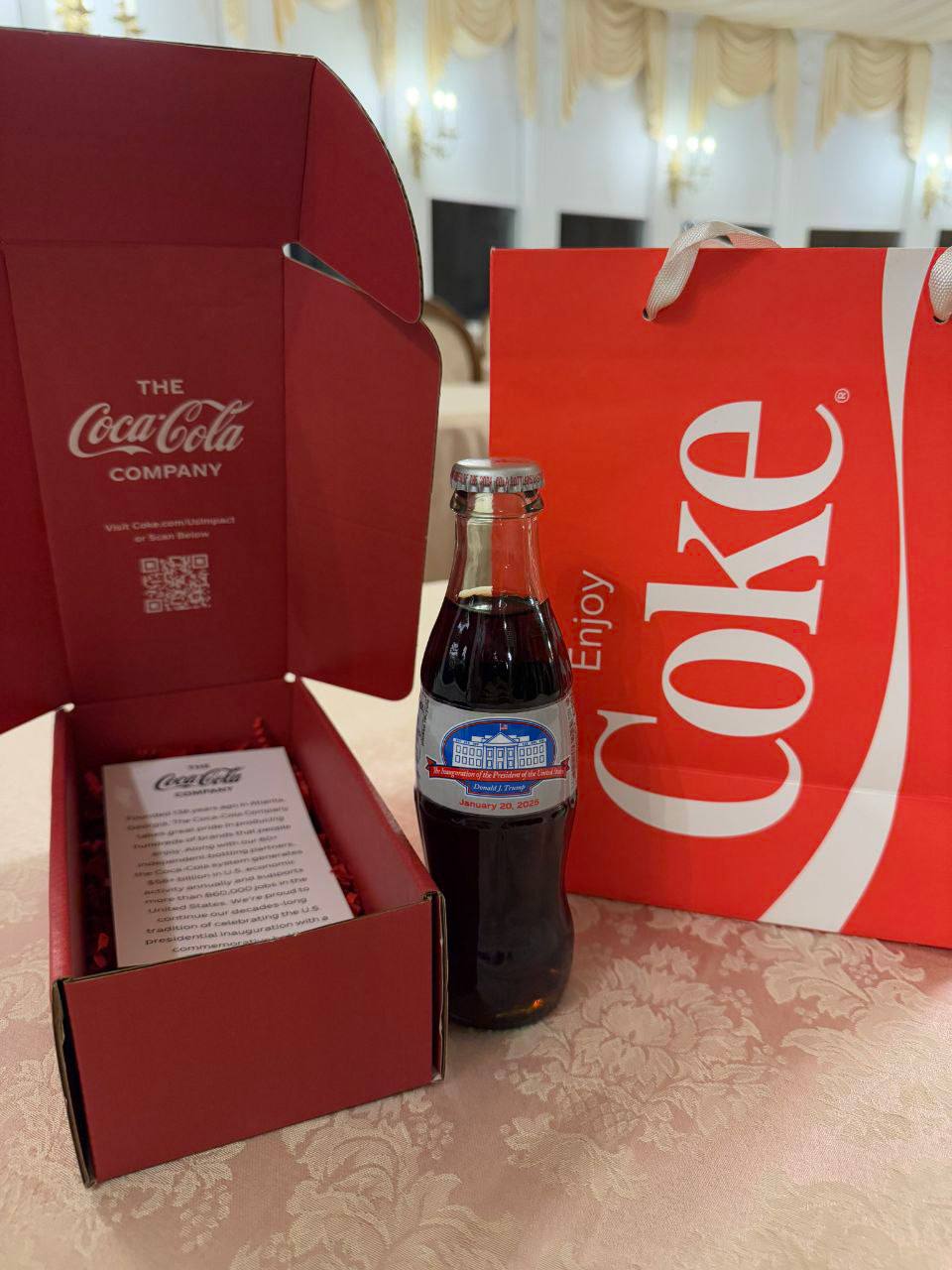 Coca-Cola подарила Трампу уникальную бутылку с колой, на которой изображен Белый дом.  Напомню, что в свой первый срок Трамп установил в кабинете кнопку для заказа кока-колы, а затем Байден эту кнопку убрал.  Красивое напоминание о себе и красивый пиар! Добрый Кола, вы упустили такой шанс