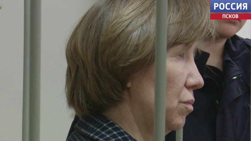 Псковский городской суд сегодня начнет рассматривать дело экс ректора ПсковГУ Натальи Ильиной Напомним руководитель вуза была взята под стражу в апреле прошлого года Было возбуждено несколько уголовных дел Наталья Ильина подозревается в получении денег от сотрудников университета и хищении средств принадлежащих ПсковГУ Сейчас экс ректор находится под домашним арестом К какому решению придет сегодня суд расскажем в итоговом выпуске Вестей в 21 10