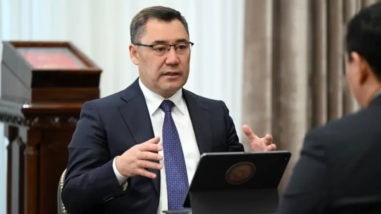 США не хотят чтобы Кыргызстан развивался Жапарова возмутили западные санкции против банков США и Великобритания подозревают что кыргызские финансовые учреждения помогают РФ в обходе санкций Сначала ограничения ввели против Керемет банка потом против Центрально Азиатского капитал банка Садыр Жапаров недоволен таким шагом со стороны Запада Свою позицию он высказал государственному агентству Кабар Никаких фактов только сомнения Поэтому и у меня возникают сомнения Ведь они видят что экономика Кыргызстана растёт высокими темпами Думаю именно из за этого на нас оказывается давление Великие державы ведь не хотят чтобы другие страны быстро развивались Они предпочитают чтобы все зависели от них Лидер КР подчеркнул что США и Великобритания не предоставили доказательств участия кыргызских банков в нарушении антироссийских ограничений Бишкек предлагал Вашингтону провести независимый аудит однако американская сторона отказалась Только сказали что у них якобы есть определённые данные Но эти сведения исходят от местных НПО и наших внутренних недоброжелателей которые анонимно отправляют ложную информацию Опираясь на это враньё нас включили в санкционный список Но при этом даже не смогли представить никаких доказательств Сама Россия по словам Жапарова от этих санкций не пострадает Наоборот после введения санкций Россия увеличила объёмы своего производства Продукцию которую раньше импортировали теперь экспортируют Газ и нефть как экспортировали так и продолжают это делать Разумеется в отдельных сферах санкции имеют последствия но страна не рухнет Западные страны это понимают но более того продолжают вести торговлю с Россией Банки попавшие под санкции в основном обслуживают денежные переводы кыргызстанцев работающих в РФ Садыр Жапаров назвал западные меры не соответствующими духу партнёрства и вмешательством во внутренние дела другого государства Фото пресс служба президента КР t me orda kz