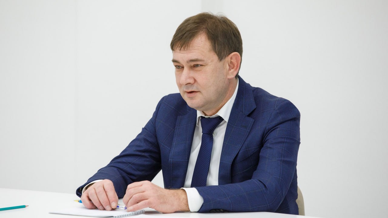 Сенатор Владимир Нетесов объявил о намерении сложить с себя полномочия секретаря Воронежского отделения партии Единая Россия Свое решение он озвучил сегодня на заседании президиума регионального политсовета отделения партии Окончательно лишить Владимира Нетесова полномочий может генсовет партии Единая Россия пока решение не утверждено Нетесов продолжит исполнять свои обязанности Подписывайтесь на канал РИА Воронеж в Max