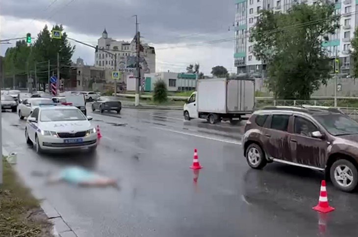 Еще одно смертельное ДТП в Волгограде с начала этого дня По информации ГУ МВД России по Волгоградской области, переходившую дорогу 75-летнюю волгоградку сбил «ВАЗ-2107». – По предварительным данным, в 12.10 двигаясь по Бульвару 30-летия Победы, напротив дома № 44, проехал на запрещающий сигнал светофора и совершил наезд на 75-летнюю женщину, которая переходила проезжую часть дороги по регулируемому пешеходному переходу, – сообщили в пресс-службе Главка. В результате ДТП пешеход скончалась до приезда скорой помощи. На месте аварии работают экипажи Госавтоинспекции, следственно- оперативная группа, решается вопрос о возбуждении уголовно дела.