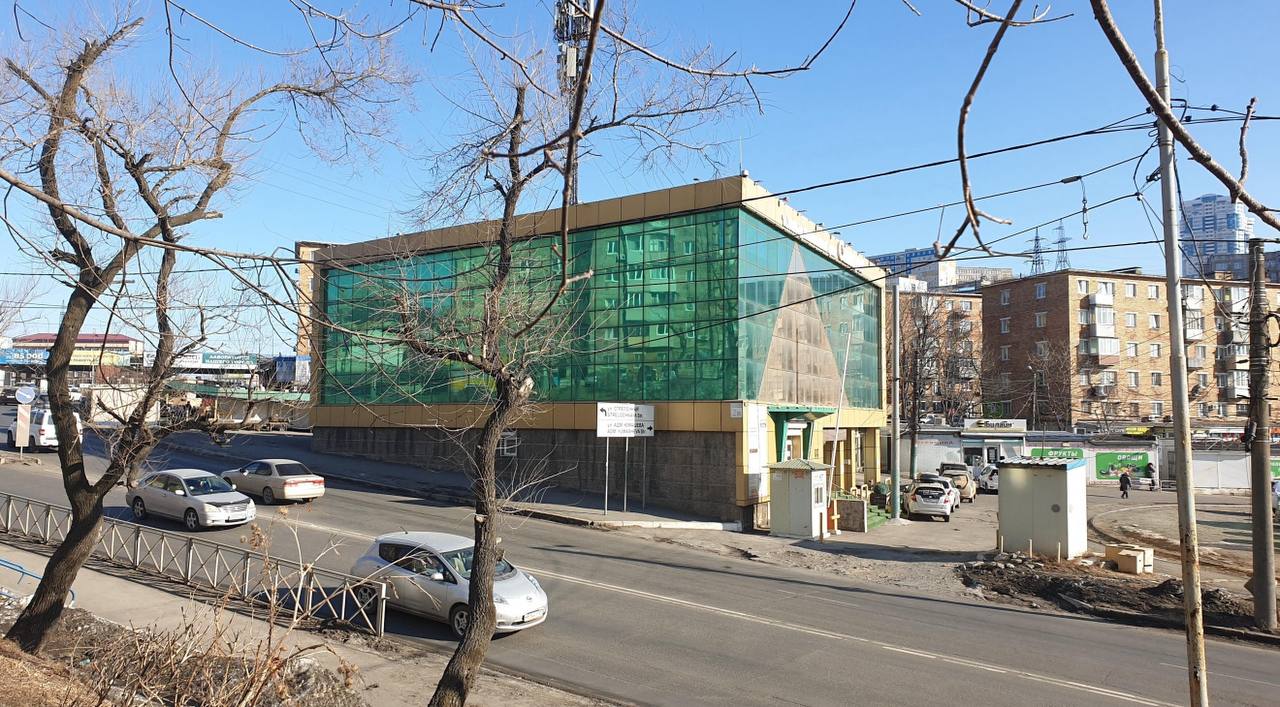 Во Владивостоке снесут допотопный ТЦ «Самоцвет», который находится на Баляева Об этом сообщили в пресс-службе Арбитражного суда Приморского края, который удовлетворил требования иска и обязал ООО «СЗ «Парковые высоты» за свой счет снести объект и освободить территорию от материалов демонтажа в трехмесячный срок со дня вступления решения в законную силу. Напомним, речь идет о трехэтажном ТЦ, расположенном на улице Адмирала Юмашева, 2 в., в районе трамвайного кольца. Админу