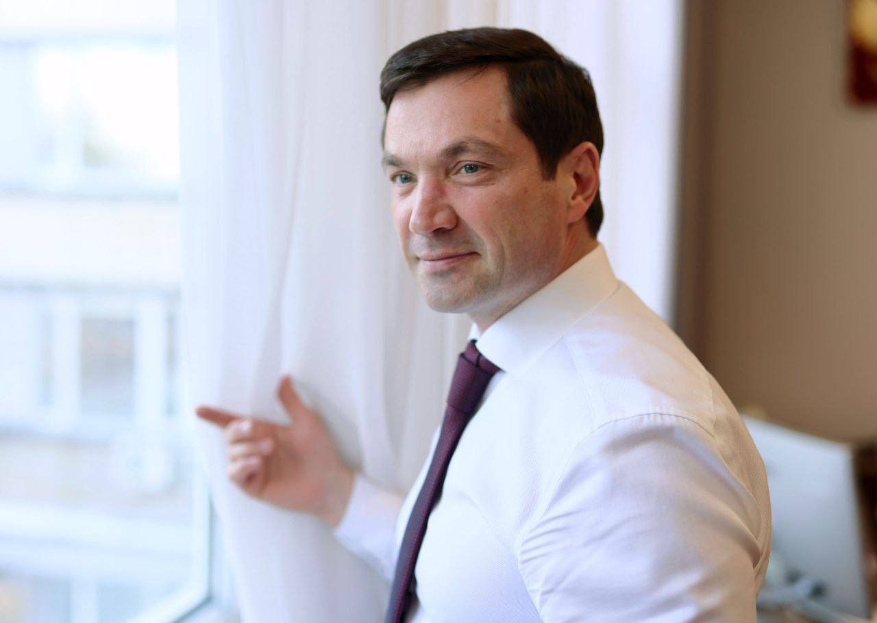 К поздравлениям в адрес челябинских студентов присоединился и глава города Алексей Лошкин Студенческую пору мэр назвал особенным временем когда закладывается фундамент будущего приобретаются опыт и смелость В Челябинске активная талантливая и неравнодушная молодежь Вы удивляете спортивными и творческими победами научными изысканиями и разработками экологическими проектами и применением передовых технологий Каждым новым достижением вы прославляете свои учебные заведения и наш город далеко за его пределами смело заявляя о себе на всероссийском и международном уровнях Желаю быть упорными в своих стремлениях не пасовать перед трудностями сохранять огонь в сердце и надежду на лучшее написал Алексей Лошкин в своем телеграм канале   Подписаться на chelkp Мы в MAX