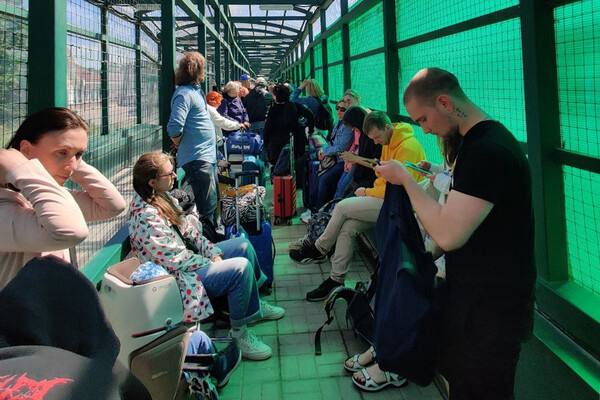 Из Эстонии пешком проблемы на российско эстонской границе На российско эстонском пограничном переходе Ивангород Нарва наблюдаются большие очереди среди тех кто хочет попасть в Россию Представитель Северо Западного таможенного управления Вера Филиппова поясняет что задержки связаны именно с действиями эстонской стороны тогда как российские пункты пропуска функционируют нормально Переход открыт исключительно для пешеходов с февраля 2024 года Причина проста автомобильные пункты пропуска на финской границе закрыты вынуждая жителей Финляндии двигаться пешком через Эстонию создавая перегрузку на Ивангород Несмотря на завершённые ремонтные работы на российской части моста Дружба власти Эстонии пока не намерены разрешать автомобильное сообщение Путешественникам приходится мириться с долгими пешими походами на пути домой БольшаяЛогистика