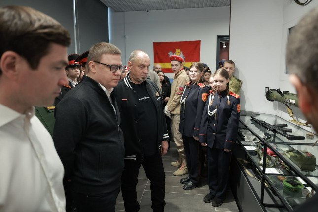 В Челябинске открыли музей СВО   www up74 ru articles news 167690 Это не просто выставка а современный историко просветительский центр Такой музей действительно необходим региону и жителям Президент поставил такую задачу и мы сами понимаем что сегодня крайне важно заниматься патриотическим воспитанием молодежи В целом сохранение памяти о подвиге наших ребят которые сейчас защищают Родину чрезвычайно важно Поэтому было принято решение создать этот музей подчеркнул глава региона