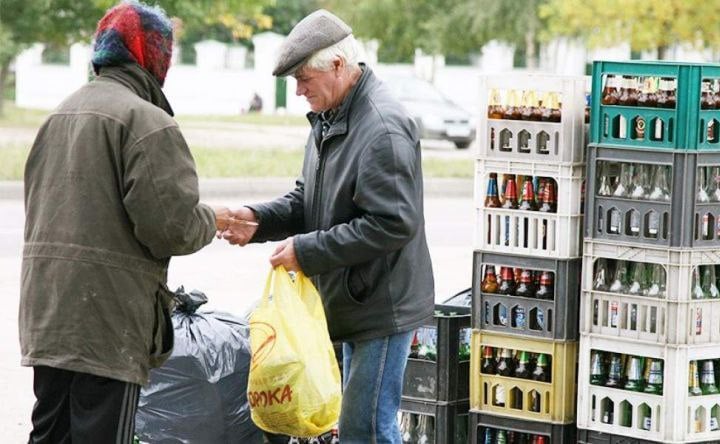 В Ростовской области планируют открыть пункты приёма бутылок и стекла в Новочеркасске, Ростове и Азовском районе  По словам директора по развитию комплекса по переработке стекла Елены Пелецкой, стеклотара необходима для открытия предприятие по переработке стекла, которое запустят на базе Новочеркасского индустриального парка.  «Мы ждём поставку дробильной установки и плавильных печей, необходимых для запуска переработки стеклотары. Мы очень долго искали производителя, который смог бы изготовить его специально для нас. Дело в том, что сейчас это оборудование в нашей стране не выпускается и является исключительно импортным. В основном его собирают в Китае, но нас это предложение не устроило по многим причинам, прежде всего из-за цены. Без преувеличения её можно сравнить со стоимостью крыла самолёта», — рассказала Елена Пелецкая «Молоту».  В итоге поставщика нашли в Белоруссии. Переработку стекла планируют запустить летом 2025 года.  Пелецкая добавила, что для переработки предстоит не только собирать стекло, но и даже покупать его с учётом существующего дефицита.  «В этом деле принято вспоминать опыт Советского Союза. По-моему мнению, он был очень успешным. Во-первых, действовала понятная система сбора стеклотары. Во-вторых, её приём прилично оплачивался. Сейчас же вторичное сырье на рынке стоит очень мало и потребителю платят не за количество сданных бутылок, а за их общий вес. Например, он за килограмм получит только 3 рубля. За такую цену никто не начнет сдавать бутылки», — объяснила Елена Пелецкая.  Она уверена, что необходимо разработать специальный механизм поощрения. К этому процессу уже подключился сетевой ретейл. #новости #ростов #стекло #переработка #ростовскаяобласть #промышленность #сбор