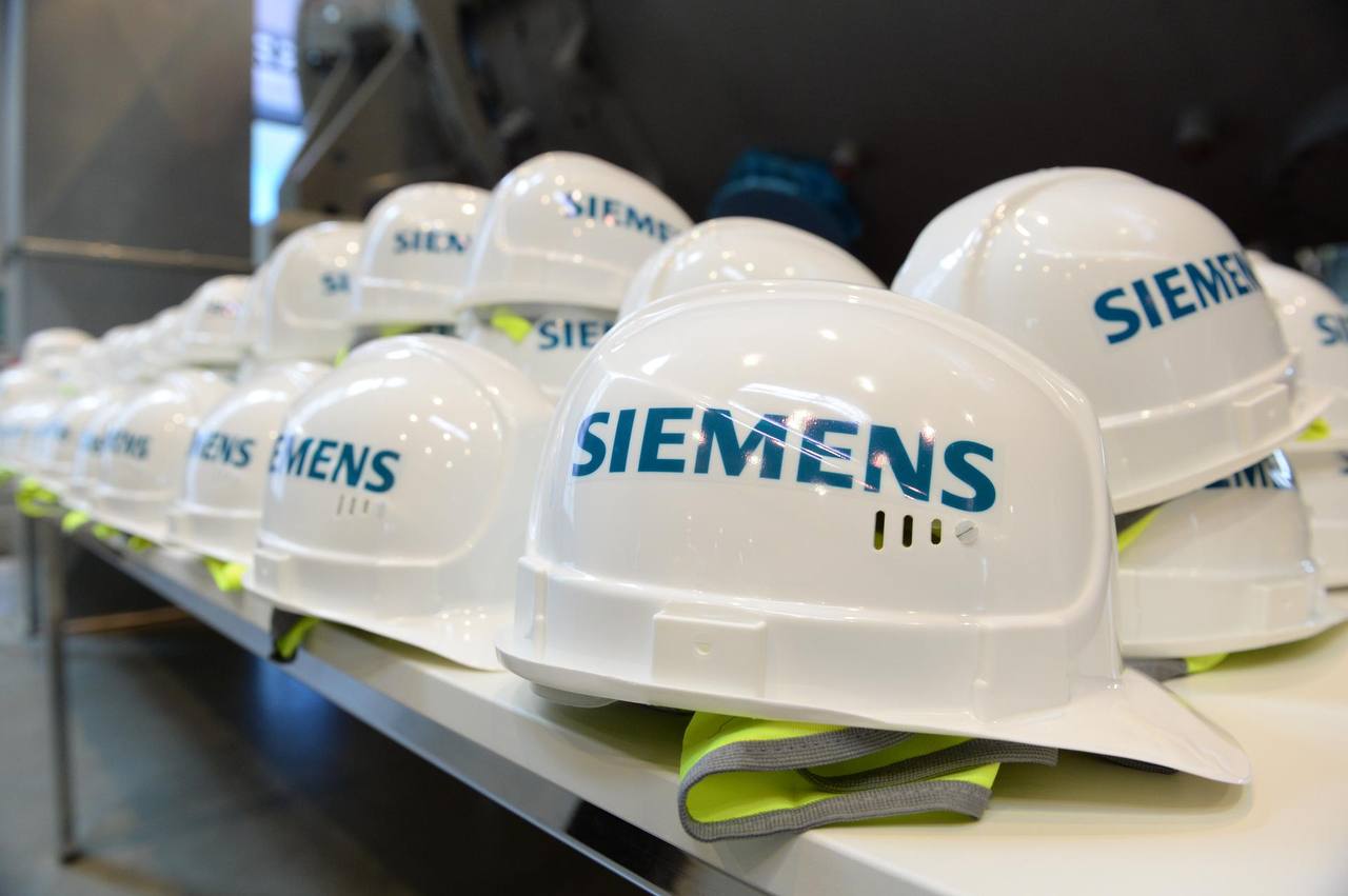 Петербургское депо Siemens для "Сапсанов" перешло к РЖД за 1,4 млрд рублей  ОАО "РЖД" приобрело на торгах сервисный цех по ремонту поездов "Сапсан" и "Ласточка", построенный немецкой Siemens в Металлострое, следует из конкурсной документации. Ранее здание и участок были арестованы у ООО "Сименс Мобильность" в пользу РЖД.  Siemens ремонтировал в этом депо поезда "Сапсан" для РЖД с 2009 года. Компания начала реализовывать проект расширения депо в Металлострое в 2013 году, заключив соответствующее соглашение с РЖД. До тех пор в депо обслуживали и ремонтировали только "Сапсаны", а после модернизации в депо начали принимать и высокоскоростные "Ласточки".  Инвестиции в проект составили 55 млн евро.  Автор фото: Вдовин Сергей