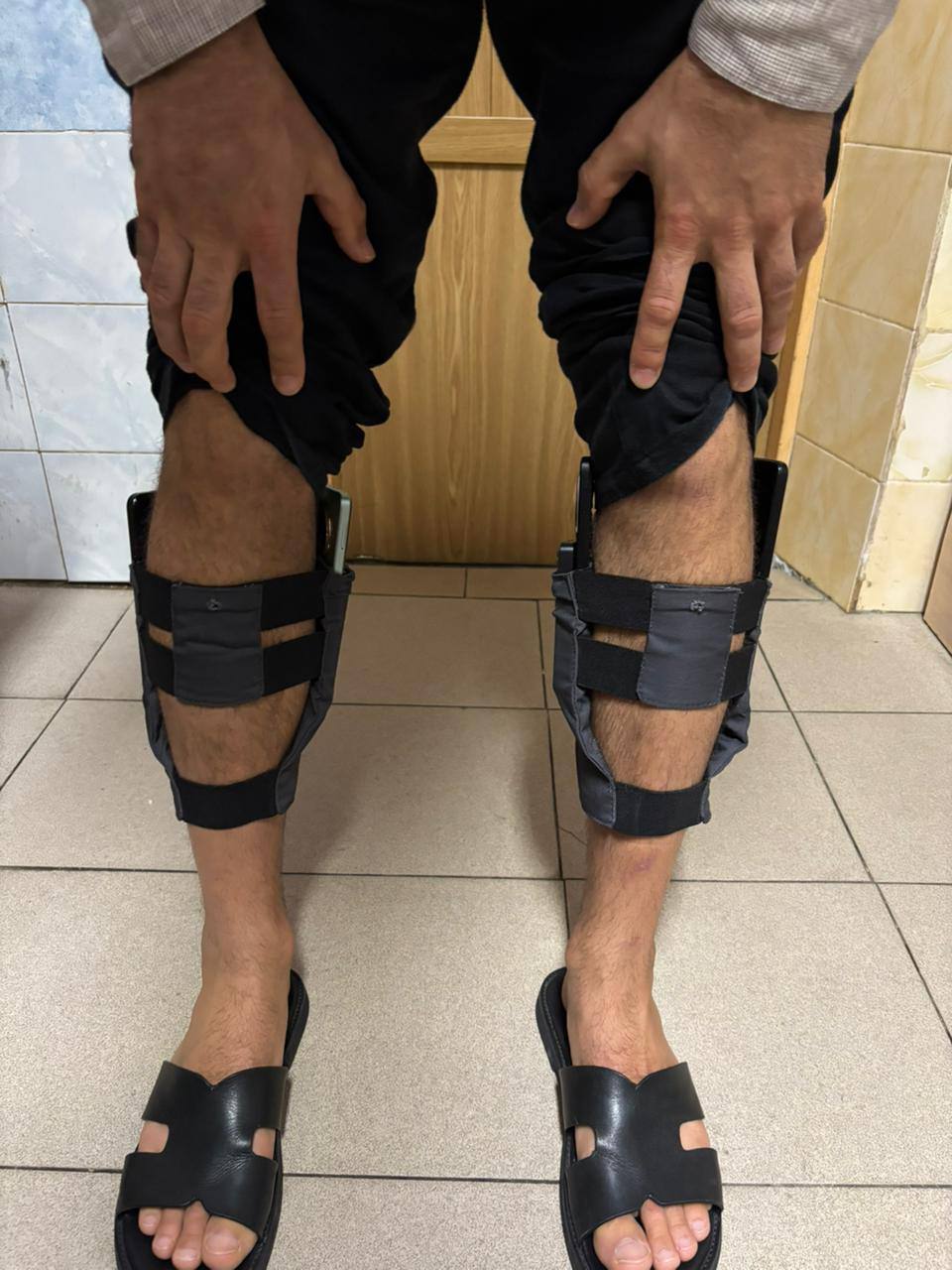 Шесть привязанных к ногам телефонов пытался пронести в колонию житель Ростовской области    Жителя Ростовской области задержали у колонии № 15 за спрятанные на ногах телефоны    В исправительную колонию Батайска мужчина пытался пронести шесть сотовых телефонов, сообщили 4 августа в пресс-службе донского главка ФСИН России.    Мужчина прибыл на краткосрочное свидание с осуждённым. При досмотре оперативники нашли телефоны. Они привязал их к ногам в специальном поясе на резинках.    Протокол уже передан в мировой суд, который, вероятнее всего, оштрафует нарушителя.     Подписаться на "Новости Ростова"    Прислать новость