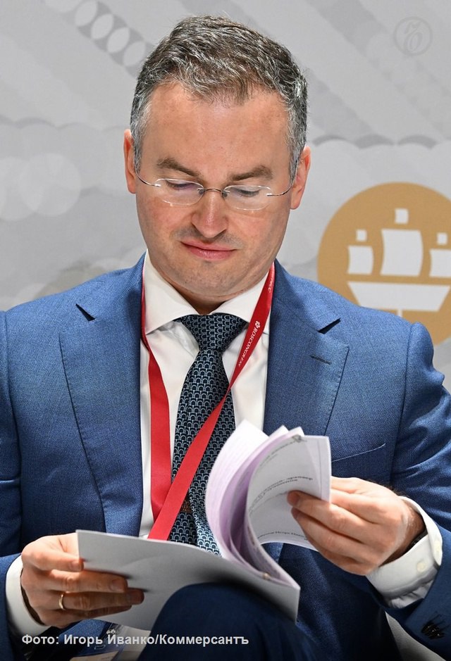 Минфин рассматривает механизмы, которые позволят ограничить использование ипотеки с господдержкой в инвестиционных целях. В ведомстве сообщили «Ъ», что к ним поступили предложения председателя Совета федерации Валентины Матвиенко по «усовершенствованию льготной ипотеки». В частности, предлагается ввести требование зарегистрироваться в ипотечном жилье и в течение следующих пяти лет ежегодно подтверждать регистрацию по адресу приобретенной недвижимости. «Семейная льготная ипотека должна быть в первую очередь направлена на тех граждан, кому это больше всего необходимо»,— пояснил замглавы ведомства Иван Чебесков цитата по «РИА Новости» . Он отметил, что многие используют льготные программы для покупки недвижимости в инвестиционных целях. Так, жители регионов часто покупают квартиры в Москве.