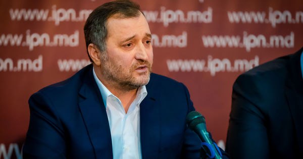 Филат: ЕС может проявить толерантность в отношении мини-диктатуры в Молдове Бывший премьер-министр опровергает слухи о решении начать переговоры о вступлении, заявляя, что Республика Молдова фактически находится на этапе оценки кластера и что «присутствие в «пакете» с Украиной может привести к задержке в этом процессе». «"Приватизация" европейской интеграции Майей Санду и PAS, а также их отклонения от принципов правового государства не могут остаться без реакции со стороны Европейского cоюза» – предупреждает Филат, добавив, что «толерантность Брюсселя к неработающей и подчинённой юстиции, к дисфункциональной демократии или к злоупотреблениям в отношении неудобных СМИ и политических оппонентов способна в долгосрочной перспективе подорвать гражданскую поддержку ЕС». Ну, что породил, Влад Василич, то и выросло…