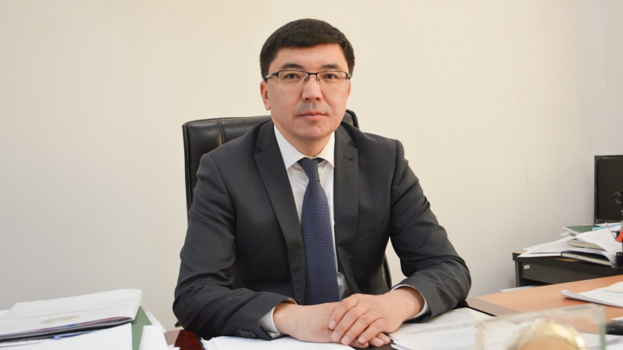 В Астане продолжаются громкие задержания: на этот раз задержан бывший первый вице-министр труда и соцзащиты населения Акмади Сарбасов  Информацию об этом   подтвердили в министерстве.