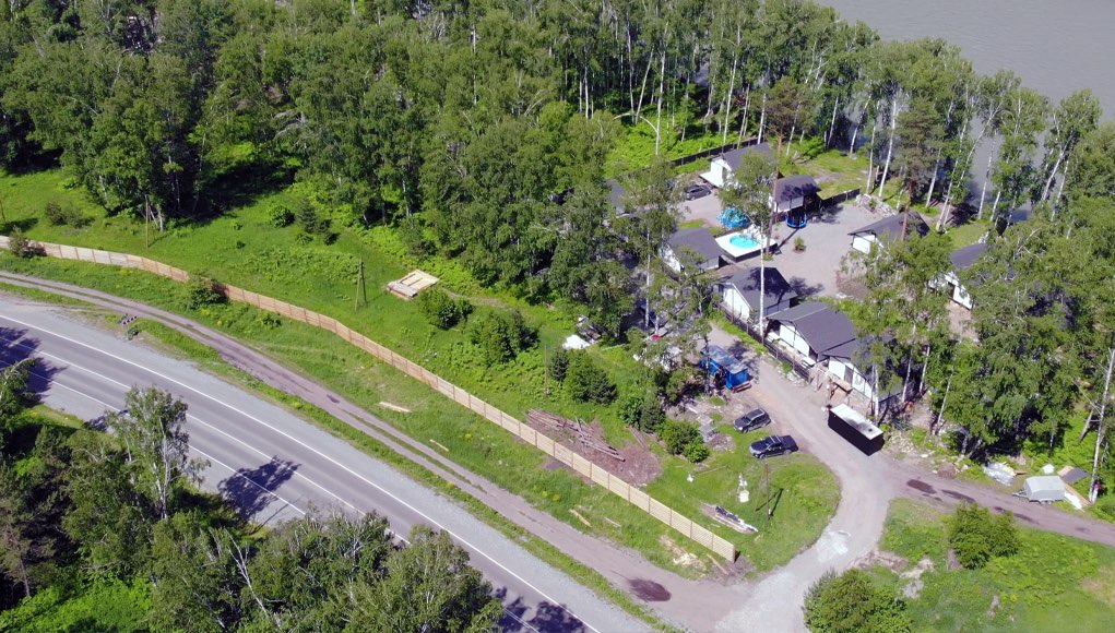 Ну что земляки Многолетняя история с пасекой на Каянчинском плёсе подошла к концу Верховный суд Республики Алтай поставил точку в деле о землях сельхозназначения на берегу Катуни около Манжерока Землю купленную у государства за копейки около 40 тысяч рублей нарезали на куски и распродавали уже по рыночным ценам до 12 млн рублей за лот Под видом омшаников и домов пасечника на берегу Катуни вырос закрытый коттеджный поселок Суд не поверил в рассказы о сгоревших отчётах по пчеловодству и постановил вернуть все 106 участков в собственность Республики Алтай В течение 30 дней после вступления решения Майминского районного суда в силу 46 физлиц а также фирмы Эко посёлок Седьмое небо Озерное и ТСН Манжерок обязаны возвратить по актам приема передачи спорные земельные участки Министерству экономического развития Республики Алтай Решение вступило в силу 16 декабря 2025 года Надеемся 16 января следующего года написать что решение исполнено Подробнее о судебном решении по ссылке   www gorno altaisk info news 186354