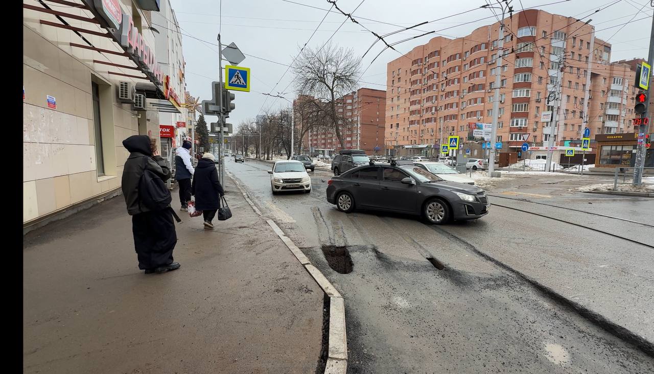 Глава Башкирии поручил администрации Уфы и минЖКХ немедленно приступать к уборке территорий   «Будьте амбициознее! Два дня был в Москве — там уже всё убрано. Конечно, нельзя сравнивать наши климатические условия — у них уже и снега нет давно, и газоны почти зелёные. Но и у нас весна пришла на месяц раньше, надо перестраиваться. Прежде ставили цель навести чистоту к 1 мая, а сейчас нужно — к 1 апреля. Немедленно приступайте, субботники назначьте на более ближние даты. Выводите людей и технику. Уфа — столица республики, надо держать марку. Сейчас образуются большие лужи, начались подтопления — это надо отслеживать и оперативно реагировать», — сказал сегодня Радий Хабиров на оперативном совещании правительства в ЦУРе.  Глава Башкортостана также призвал активнее наводить порядок и в других муниципалитетах.   "Главы муниципалитетов, просыпаемся от зимней спячки приводить города в порядок. Чудес от вас не жду, где-то может еще и снег сыпанет, но пора выводить чистить улицы. Контрольное управление в конце марта проедет по республике, посмотрит вопиющие случаи, каких-то глав можно нужно попозорить", - сказал Хабиров.   Честно говоря   - подписывайтесь