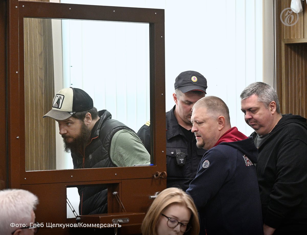 Из гражданского в военный суд передано резонансное уголовное дело полковника ФСБ в отставке Михаила Полякова известен как Дядя Миша переводчика Дениса Савинского и предпринимателя Александра Санина обвиняемых в вымогательстве денег у топ менеджеров одной из крупнейших российских IT компаний Ланит Первоначально им вменялось незаконное получении 45 5 млн руб за установку блока на негатив в Telegram канале Незыгарь признан иноагентом затем по данным Ъ ущерб увеличился до 50 млн руб а в материалах появились другие каналы Ъузнал