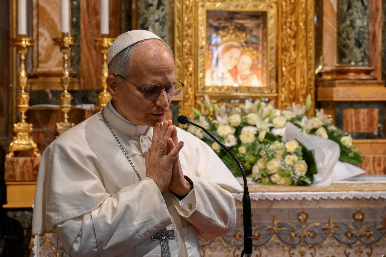 Папа римский Лев XIV назвал ИИ одной из важнейших мировых проблем Избранный Папа римский Лев XIV рассказал о главной, на его взгляд, проблеме человечества. Он согласился с мнением покойного Папы Франциска. Понтифик так же считает одной из важнейших проблем искусственный интеллект Папа римский Лев XIV заявил, что ИИ наносит вред «человеческому достоинству, справедливости и труду». Ушедший из жизни понтифик Франциск говорил, что нейросети способны превратить взаимоотношения людей в простые алгоритмы