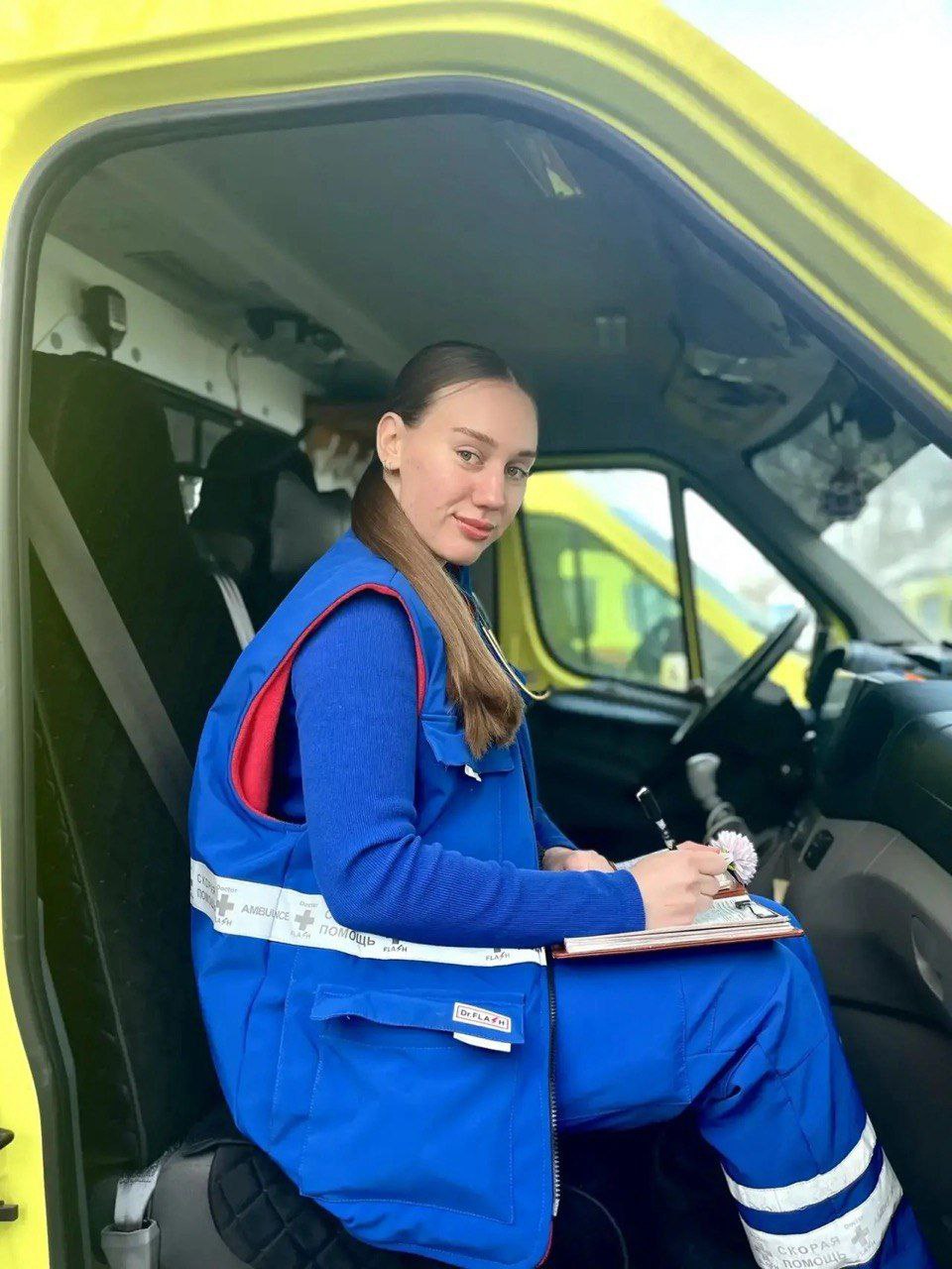 Молодой врач скорой помощи в первые дни работы спасла двух человек в Казани На первом вызове выпускница КГМУ Екатерина Милонова вернула к жизни пожилую женщину Во втором она реанимировала 67 летнюю пенсионерку у которой также остановилось сердце Благодаря молодому врачу оба пациента были стабилизированы и доставлены в стационар   Вечерка в MAX в Telegram