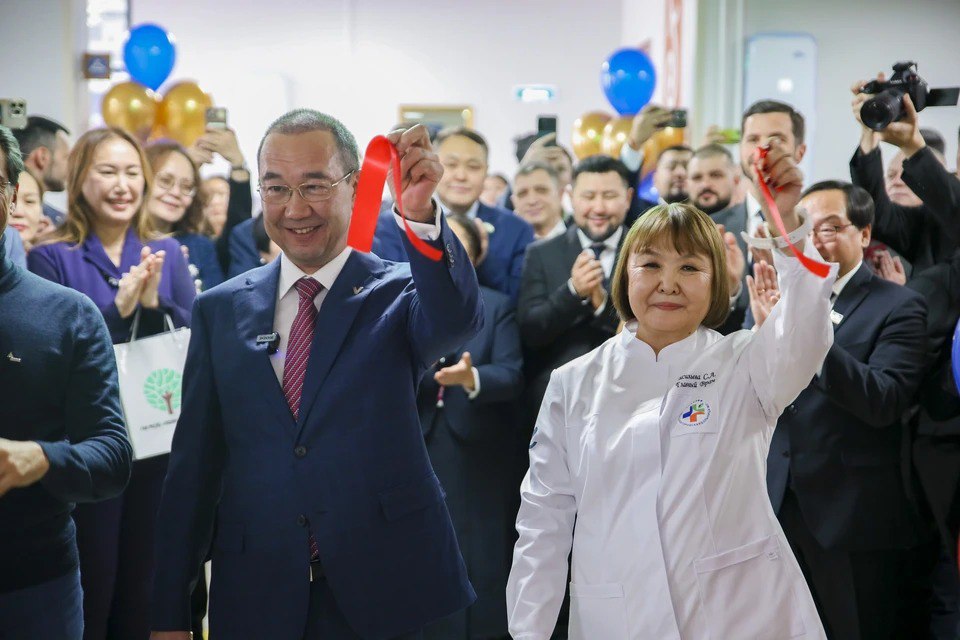 В Якутске открыли умную поликлинику для жителей северной части города В Гагаринском округе Якутска торжественно открылась крупнейшая в городе поликлиника Якутской городской больницы 2 Этот современный шестиэтажный медицинский комплекс площадью 8857 кв м спроектированный как умная поликлиника способен принимать 600 пациентов в смену Центр объединяет детскую и взрослую поликлиники женскую консультацию дневной стационар клинико диагностическую лабораторию и службу записи всё в одном здании Это позволит 55 тысячам горожан получить комплексную помощь и сократит время доступа к узким специалистам Председатель Якутской городской Думы Альберт Семенов отметил что объект построенный по соглашению о государственно частном партнерстве значительно повысит уровень здравоохранения Поликлиника оснащена современным оборудованием и начинает принимать посетителей уже сегодня