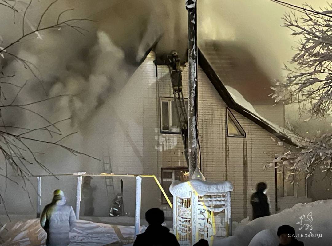 По улице Королёва горит дом По предварительным данным возгорание произошло в частном доме по адресу Королёва 8 По прибытию пожарных на место установлено что происходит горение кровли Дом двухэтажный пятой степени огнестойкости Из дома эвакуировано пять человек из них один ребёнок Информация уточняется Администрация Салехарда Подписаться в МАХ Подписаться в ТГ Подписаться в ВК