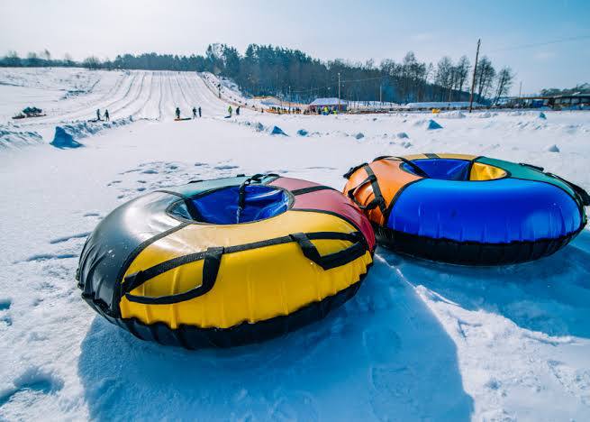 Новый национальный стандарт по безопасности тюбинговых горок утвержден в России говорится в сообщении Росстандарта Существующие стандарты для оборудования детских игровых площадок устанавливают единые требования безопасности а утверждение стандарта на тюбинговые горки дополняет их впервые устанавливая комплексные требования безопасности к одному из наиболее востребованных видов игрового и досугового оборудования говорится в сообщении ведомства В Росстандарте добавили что необходимость появления ГОСТа в данном направлении возникла в связи активным развитием инфраструктуры для детского и семейного отдыха а также из за расширения практики использования тюбинговых горок