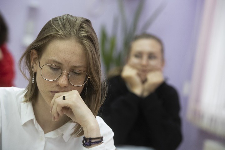 Второй шанс 16 июня начались резервные сроки сдачи ЕГЭ в рамках основного периода. В эти дни экзамены смогут пересдать выпускники прошлых лет, а также нынешние 11-классники. Расписание резервных дней: - 16 июня – география, литература, обществознание, физика; - 18 июня – история, химия, устная часть ЕГЭ по иностранным языкам; - 19 июня – биология, информатика, письменная часть иностранных языков; - 20 июня – математика базовая и профильная ; - 23 июня – резервный день для всех предметов. В 2025 году впервые у выпускников появилась возможность улучшить свои результаты – для этого предусмотрены дополнительные дни пересдачи 3 и 4 июля. Для тех, кто не сдаст обязательные предметы или пропустит экзамены по уважительным причинам, будет организован дополнительный период – с 4 по 23 сентября. В эти дни можно пересдать русский язык и базовую математику.