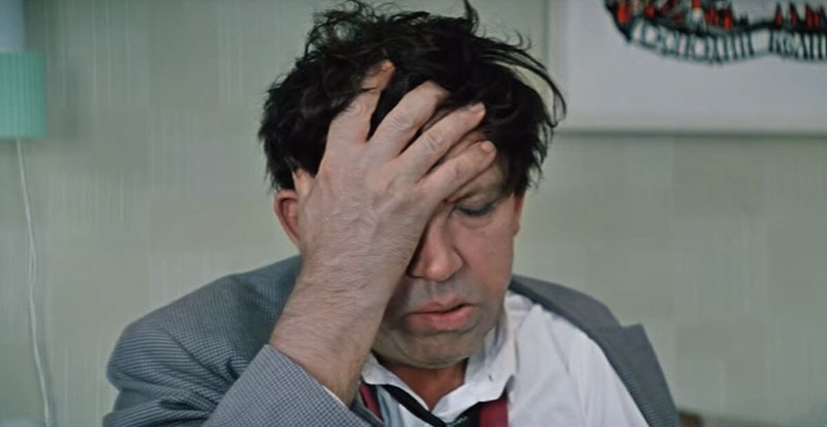 Немытая голова может спровоцировать головную боль Врач терапевт Екатерина Сысоева предупреждает если долго не мыть кожу головы на ней скапливаются кожное сало продукты жизнедеятельности микроорганизмов и загрязнения которые раздражают нервные окончания и ухудшают кровообращение Это и может провоцировать головную боль Врач пояснила что регулярное и корректное мытье волос помогает поддерживать здоровье кожи снижает риск воспалительных и грибковых заболеваний а также способствует улучшению общего самочувствия и концентрации внимания А как часто надо мыть голову Специалисты рекомендуют мыть голову тогда когда вы чувствуете в этом потребность При этом мыть голову каждый день это нормальная практика которая не навредит человеку Однако остальным лучше делать это не чаще двух или трех раз в неделю Подписаться