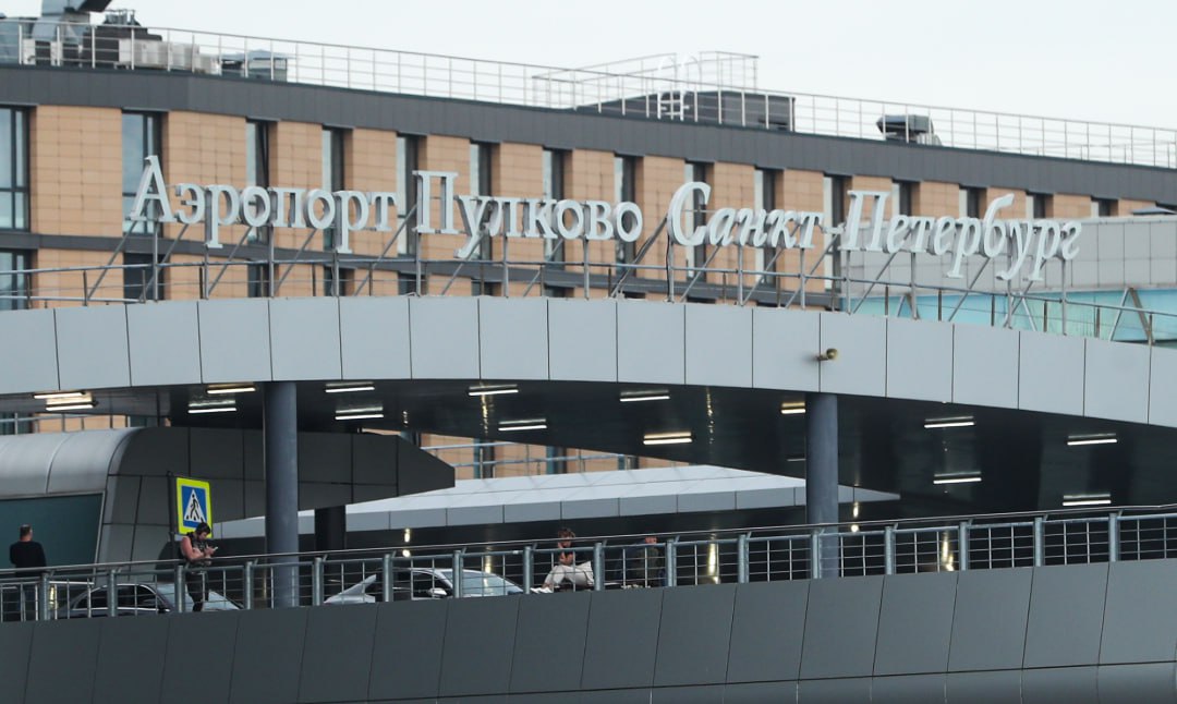 Пассажиры Пулково могут столкнуться с задержками рейсов в Москву Об этом сообщила пресс-служба аэропорта. Накладки с авиарейсами связаны с временными ограничениями на приём и выпуск воздушных судов в Шереметьево, Домодедово и Жуковский. Информацию об изменениях можно уточнять у авиакомпаний, предупреждают в петербургской воздушной гавани. Согласно данным онлайн-табло, на данный момент отменены или задержаны около 15 рейсов из Санкт-Петербурга до Москвы. UPD: В аэропортах Шереметьево, Домодедово и Жуковский сняты ограничения на прием и выпуск воздушных судов, сообщили в социальных сетях Росавиации. ИЗВЕСТИЯ/Андрей Эрштрем Подписаться Прислать новость