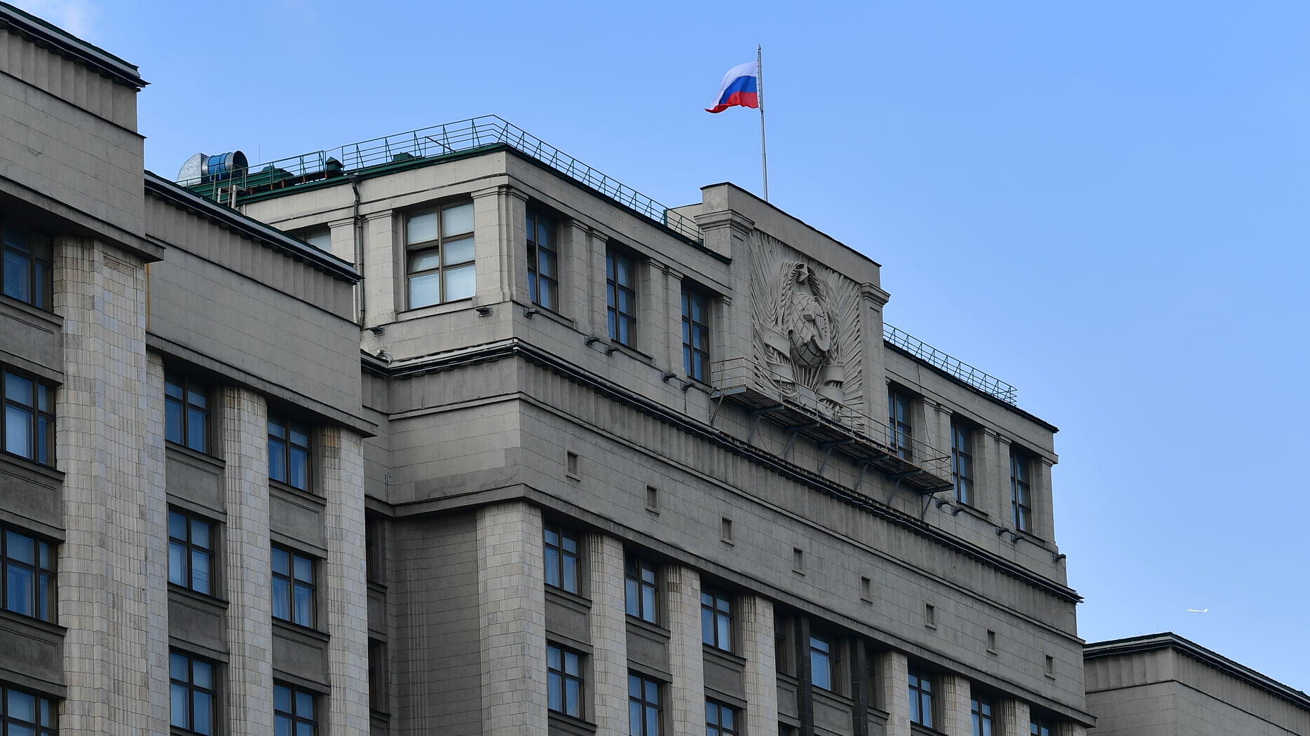 Госдума на пленарном заседании приняла во втором и третьем чтениях законопроект, которым предлагается расширить круг лиц, которых можно допускать к преподаванию в школах.