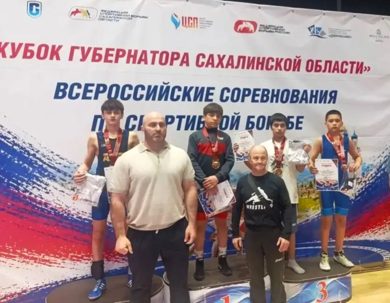 Борцы Углегорского района вернулись с медалями с престижных соревнований Наш район продолжают прославлять воспитанники спортшколы имени Н Карпенко В серьёзной спортивной конкуренции на масштабных соревнованиях на стороне наших ребят были опыт и готовность побеждать Фестиваль спортивной борьбы посвящённый 81 летию Победы в Великой Отечественной войне состоялся в Комсомольске на Амуре По итогам соревнований золото у Владимира Сироткина серебро у Ангелины Шестопаловой бронза у Захара Иващенко В областном центре прошли Всероссийские соревнования по спортивной борьбе Кубок губернатора Сахалинской области Почётную бронзу в них завоевал Мухоммадсафо Хасанов Тренеруют ребят Вячеслав Нефёдов и Артур Хиен Поздравляем спортсменов и тренеров с новыми достойными победами Обсудить на форуме ТГ МАХ   Написать нам ТГ МАХ   Мы в МАХ ОК ВК ТГ t me uglegorsknews