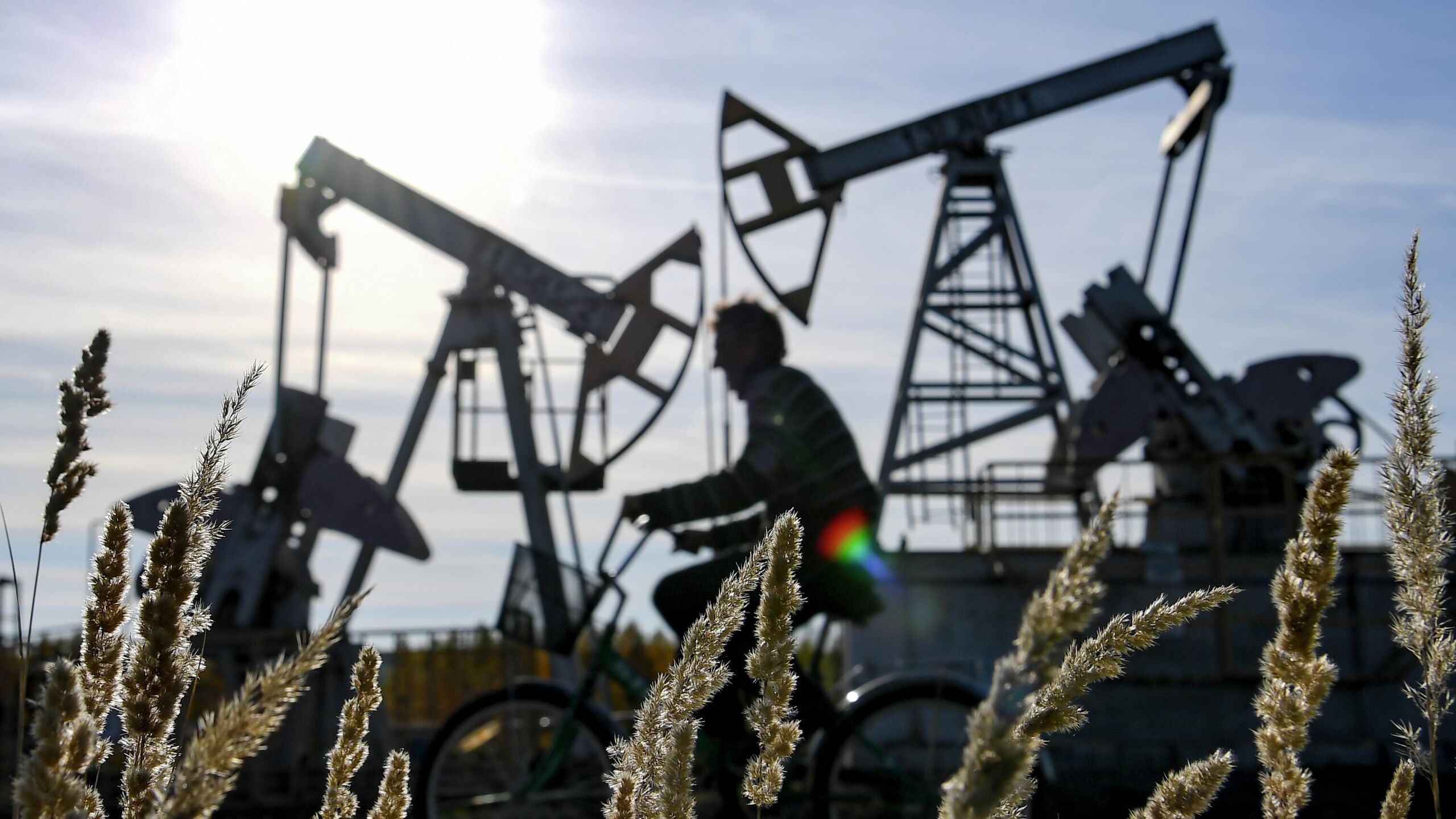 Мировые цены на нефть растут более чем на 2%, а стоимость одного барреля марки Brent с поставкой в сентябре впервые с 18 июля поднялась выше 70 долларов, следует из данных торгов.