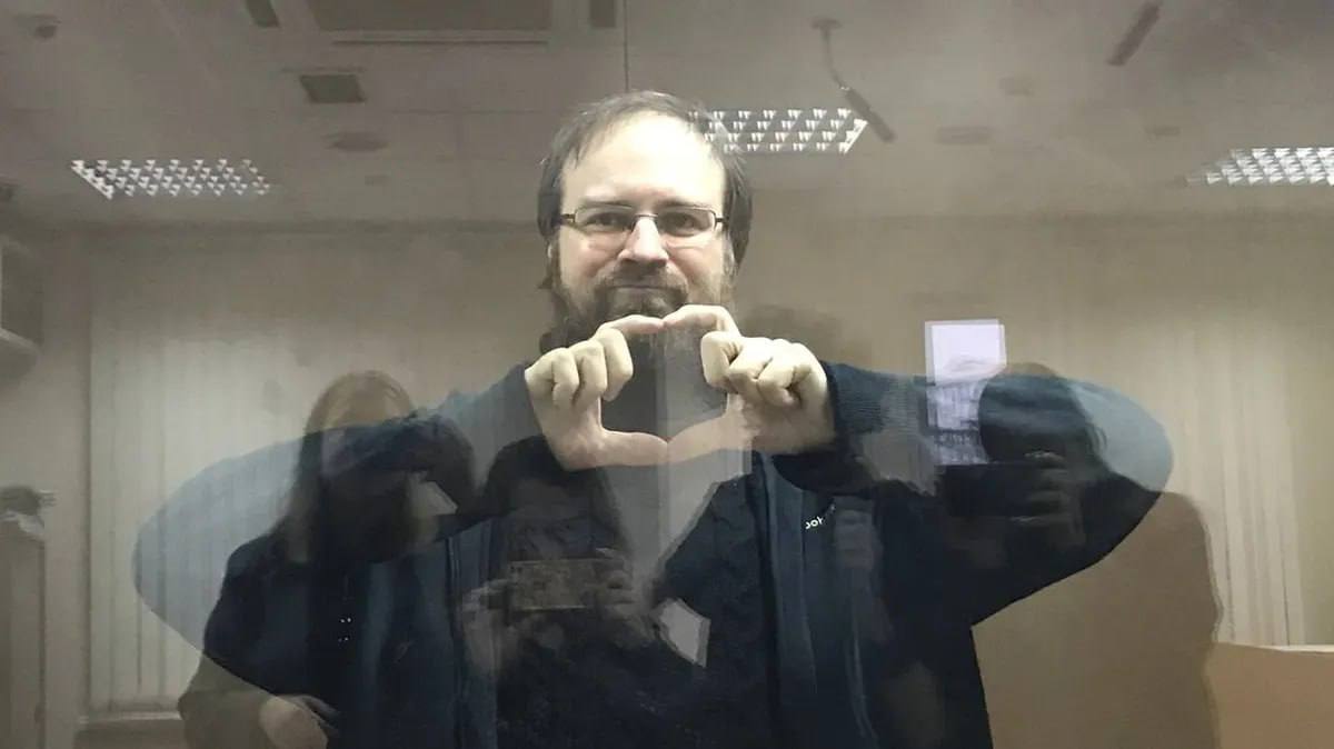 Основателя «школы хакеров» приговорили к 8 годам колонии по делу о «фейках» о ВС РФ из-за поста об обстреле Херсона. Как сообщает корреспондент «Осторожно, новости» из Преображенского суда Москвы, также Васильеву на 4 года запретили выкладывать материалы в интернет. 51-летнего Илью Васильева арестовали год назад из-за постов в Facebook , где он разместил публикацию, «дискредитирующую Вооружённые силы РФ». Тексты нашли в изъятой у Васильева в 2023 году технике. Тогда суд оштрафовал его на 40 тысяч рублей по протоколу о «дискредитации» армии из-за поста во «ВКонтакте», после этого программист удалил все публикации и аккаунты в соцсетях. Васильев известен в сети под именем Арви Хэккер. Ещё в 90-е он открыл в Москве Гражданскую школу хэкеров Васильев произносит свой ник и слово «хакинг» через букву «э» , где противопоставлял хакерство «печальной криминализации компьютерного подполья». В тот период Васильев активно общался со СМИ, участвовал в телешоу о хакерах и называл себя основателем российской школы хакеров. Тогда же о нём появилась статья на «Луркоморье». Васильев придерживается левых взглядов, в последние годы он критиковал действующие власти, осуждал начало боевых действий в Украине, до начала СВО активно выходил на протесты. Принадлежит компании Meta, которая признана экстремистской и запрещена на территории РФ.