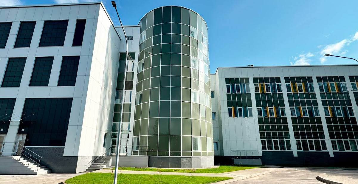 Многофункциональный центр Кунсткамеры ввели в эксплуатацию Новые площади позволят Кунсткамере расширить реставрационную и научную деятельность, а у посетителей появится возможность впервые увидеть уникальные исторические экспонаты. Многофункциональный центр состоит из двух корпусов — административного и семиэтажного хранительского. В первом разместят выставочные пространства, читальные залы, библиотеки и архивы, музейный магазин, а во втором — современные реставрационные лаборатории, смотровые и подсобные помещения для работы с документами и экспонатами. Фондохранилище оборудовали системой климат-контроля, которая будет поддерживать в помещениях необходимые условия для хранения ценных экспонатов. Также на прилегающей территории здания провели работы по благоустройству. Фото: ППК «Единый заказчик» Вечерний Санкт-Петербург