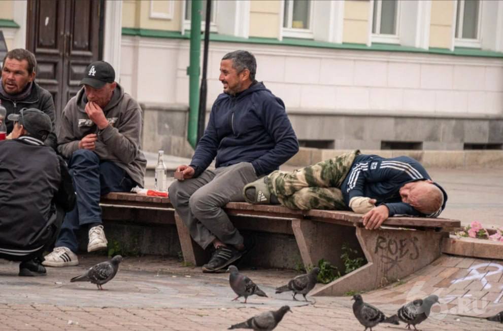 Под медиаэкраном на Вайнера поймали сотни нарушителей Улица оборудована восемью видеокамерами на участке между улицей Малышева и проспектом Ленина четыре из них передают информацию в правоохранительные органы передает Вечерний Екатеринбург За 2025 год составили около 400 протоколов об административных правонарушениях В числе самых частых посягательство на общественный порядок и безопасность нарушения миграционного законодательства ненадлежащее исполнение родителями обязанностей по содержанию воспитанию и обучению несовершеннолетних В следующем году начнут реконструкцию улицы Вайнера Мэр Екатеринбурга Алексей Орлов пообещал разобрать переделать и вернуть обратно медиаэкран   Новости из Екатеринбурга