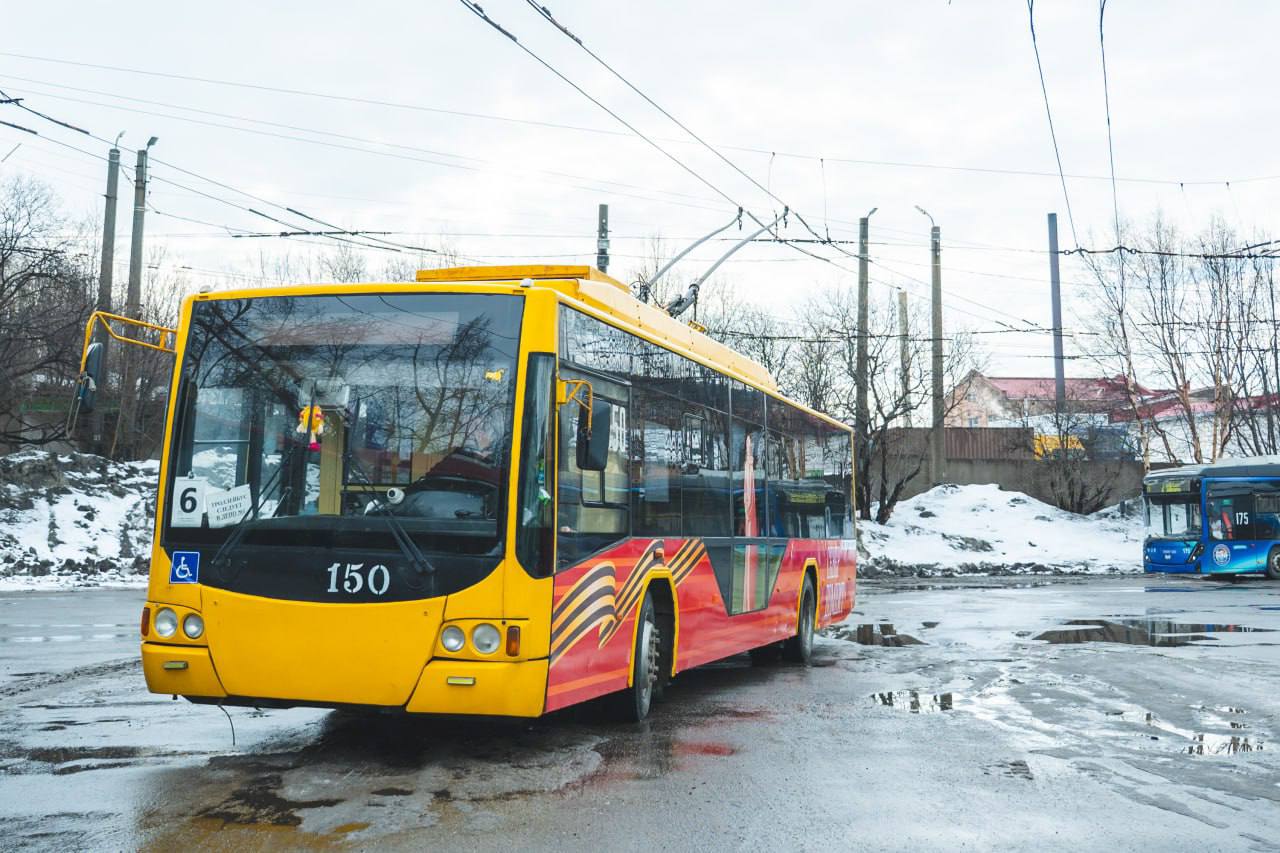 Региональный проект «Троллейбус Победы»: в Мурманске курсируют троллейбусы с экскурсиями о военной истории города До 11 мая на маршрутах №4 и №6 будет работать аудиоэкскурсия, рассказывающая пассажирам о военной истории города, а также об улицах, названных в честь героев и событий Великой Отечественной войны в Заполярье. Особенным станет рейс в День Победы - 9 мая в 13:25 от остановки «Улица Адмирала Флота Лобова» отправится специальный «Троллейбус Победы», где экскурсию проведёт известная мурманская радиоведущая Соня Баженова. В пути волонтёры проведут акцию «Георгиевская ленточка»: пассажиры смогут получить символ героического подвига советского народа.