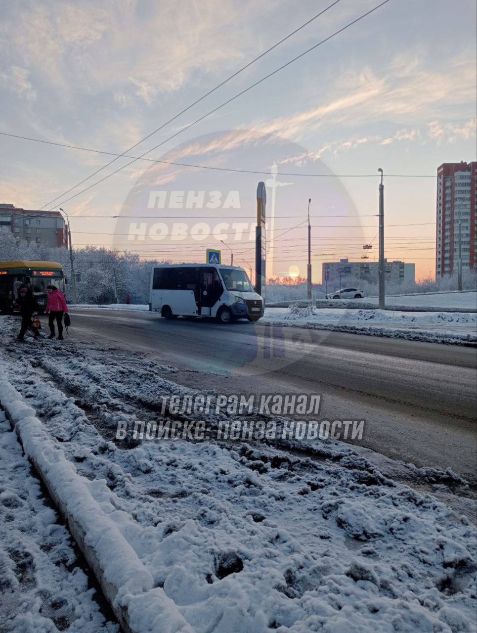 В Пензе на проспекте Победы у автосалона «Автолоцман» чуть не перевернулась 27-ая маршрутка на повороте, сообщил очевидец.  «Скорее всего, из-за гололёда. Будьте осторожнее!» — отметил читатель телеграм-канала «Пенза Новости».    ПОДПИСАТЬСЯ     ПРИСЛАТЬ НОВОСТЬ