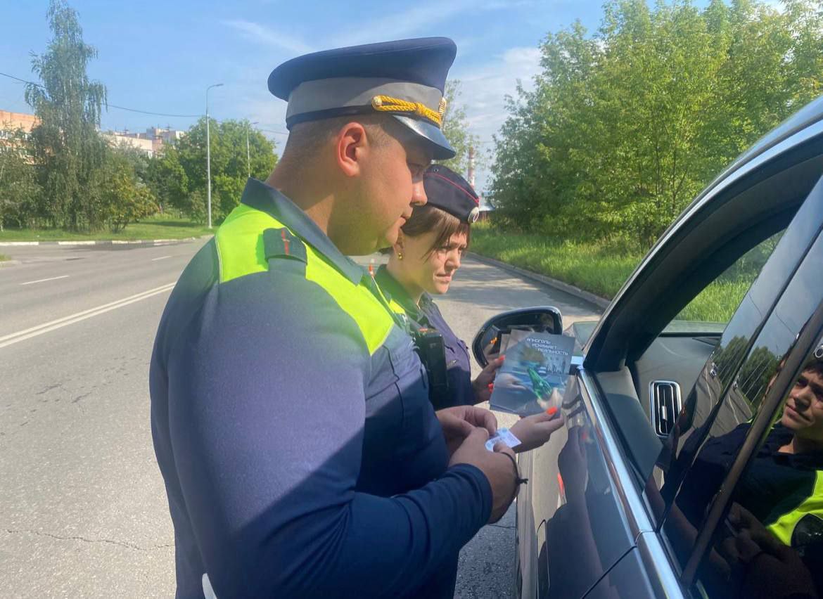 В Серпухове прошла акция «Трезвый водитель», организованная сотрудниками Госавтоинспекции  Была проведена масштабная проверка. Автоинспекторы общались с водителями и пассажирами, объясняя последствия вождения в состоянии опьянения, а также раздавали памятки о юридической ответственности за такие правонарушения.