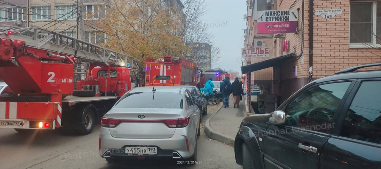 В ЖК «Лучезарном» тоже замечены пожарные. По словам подписчиков, пожар в квартире. Официальной информации пока нет.  Upd. По словам очевидцев, был запах гари в подъезде, приехали пожарные, информация не подтвердилась.   /фото/