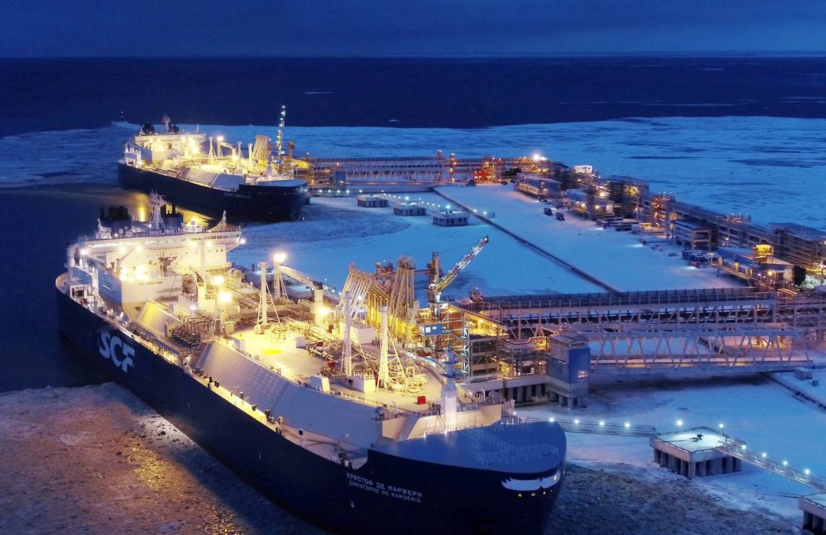 Британия запретит морские услуги перевозчикам СПГ из России Правительство Великобритании введет запрет на оказание морских услуг перевозчикам российского СПГ в конце 2026 года Об этом сообщил замглавы МИД Соединенного Королевства Стивен Даути Эта мера будет представлена в текущем году и полностью вступит в силу в конце года говорится в письме Даути Замглавы МИД Великобритании добавил что Лондон уже ввел санкции против 16 судов которые перевозят СПГ из РФ а также против проекта Арктик СПГ 2 и СПГ терминала Beihai в Китае Он также напомнил что в 2023 году в Великобритании вступил в силу запрет на импорт российского СПГ geonrgru YouTube sponsr ru