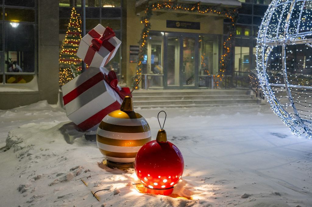 Магаданцев приглашают принять участие в конкурсе на лучшее новогоднее оформление зданий и дворов В Магадане с 6 декабря 2025 года по 10 января 2026 года пройдет городской смотр конкурс на лучшее новогоднее оформление зданий помещений и дворов Традиционно определены две номинации Лучшее новогоднее оформление зданий помещений павильонов киосков других объектов и прилегающих к ним территорий Лучшее новогоднее оформление дворовых территорий многоквартирных домов Для участия приглашают все предприятия и организации независимо от форм собственности индивидуальных предпринимателей инициативные группы граждан и жителей многоквартирных домов vmagadanpress com магаданцев приглашают принять участ 20