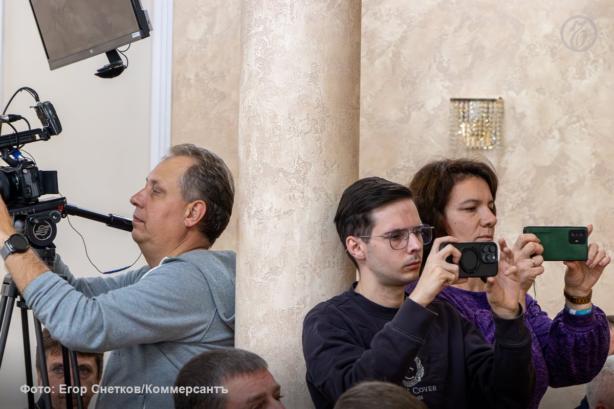 Воронежские депутаты запретили журналистам снимать заседания на телефоны Городская дума Воронежа на третьем заседании нового шестого созыва внесла изменения в положения об аккредитации представителей средств массовой информации СМИ Согласно принятым поправкам теперь журналисты не смогут вести прямые трансляции видеозаписи и фотосъемку заседаний с помощью смартфонов а также будут ограничены в возможности работать непосредственно в зале заседаний гордумы Им оставят возможность наблюдать за работой парламентариев из специально оборудованного помещения по телевизору Как указано в проекте поправок видеосъемка и фотосъемка в здании гордумы может проводиться аккредитованными представителями СМИ по согласованию времени и места их проведения с руководителем информационно аналитического управления Русланой Переславцевой Журналистам нельзя вмешиваться в ход мероприятия для освещения которого они приглашены а также перемещаться по залу Исключением является лишь передвижение аккредитованных видеооператоров и фотокорреспондентов   Подписывайтесь на Ъ Черноземье